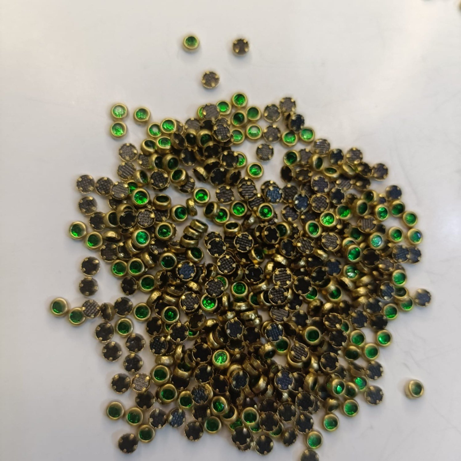 Premium 3mm Round Green Kundan Stones – Mini Gol Framed Beads with Gold-Plated Base for DIY Jewelry Making, Bridal Zardozi Embroidery, Kurti Necklines & Parandas